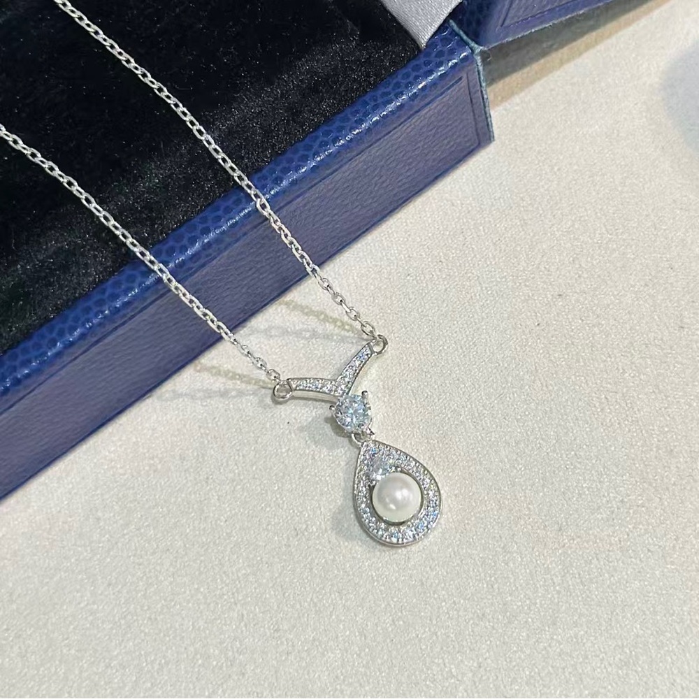 Chaumet Elegant Silver Pearl Pendant Necklace